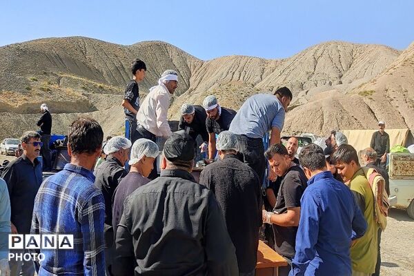 پخت حلیم در روز اربعین حسینی شهر بار نیشابور
