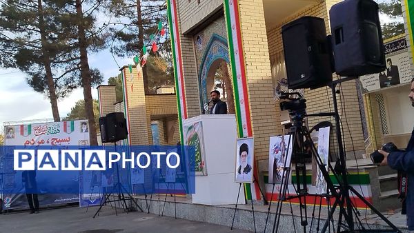 غبارروبی و عطرافشانی گلزار مطهر شهدا در نیشابور 