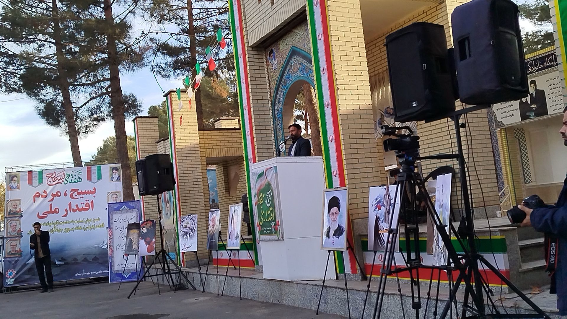 غبارروبی و عطرافشانی گلزار مطهر شهدا در نیشابور 