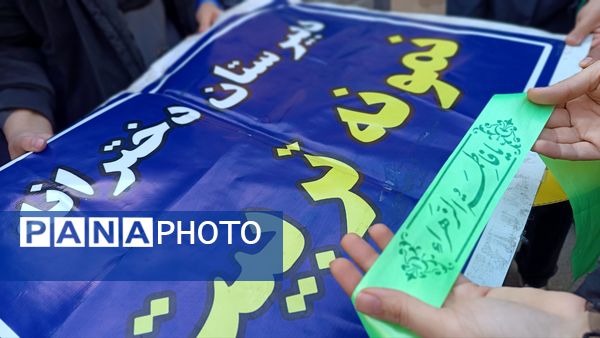 حضور پرشور دانش آموزان شهر محلات در راهپیمایی ۱۳ آبان در شهر محلات 
