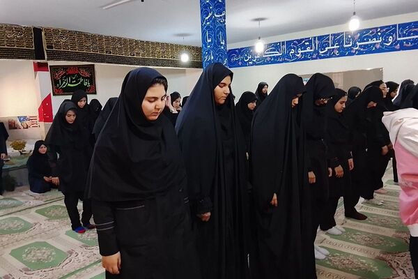 اجرای سومین نشست قرآنی در مدارس با حضور امام جمعه قرچک در دبیرستان شهدای محراب