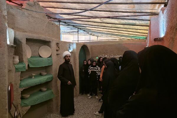بازدید دانش‌آموزان دبیرستان یادگار امام از کوچه‌های بنی‌هاشم
