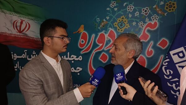 دانش‌آموزان در مسیر ساخت ایران