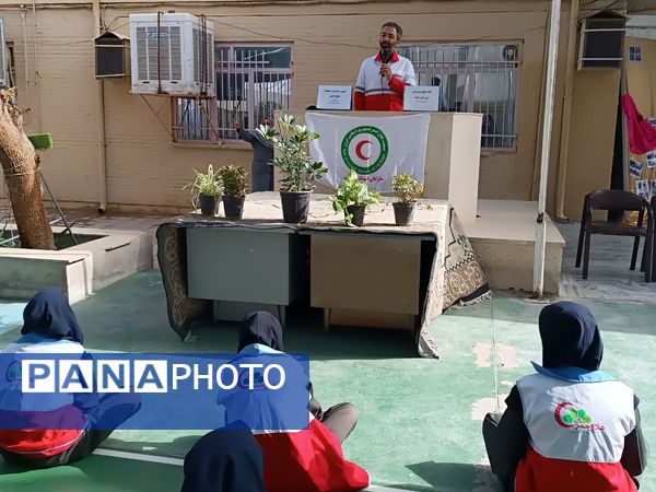 هلال‌احمر، همراه دانش‌آموزان دبیرستان عفت در مراسم صلح و دوستی