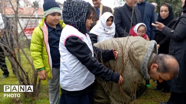 دانش‌آموزان گرگانی نهال عشق به وطن کاشتند