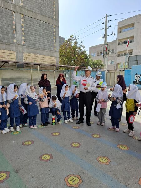 بازدید ماموران نیروی انتظامی در مدرسه 17شهریور بجنورد