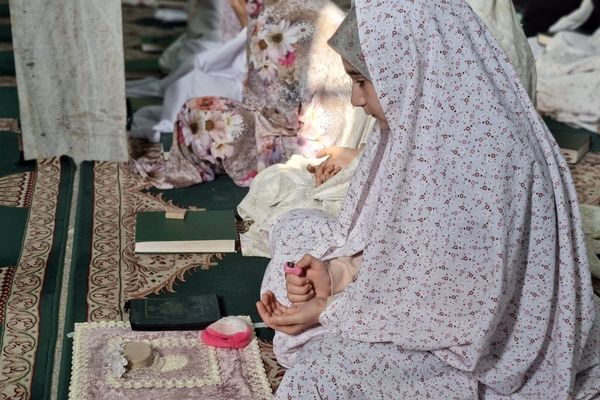 روز اول اعتکاف دانش‌آموزی با حال و هوای عبادت و راز و نیاز با خدا