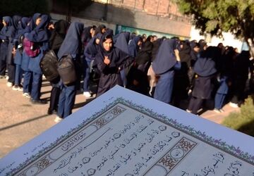 به صدا در آمدن زنگ مهر در دبیرستان دخترانه عزت طلایی نیشابور 