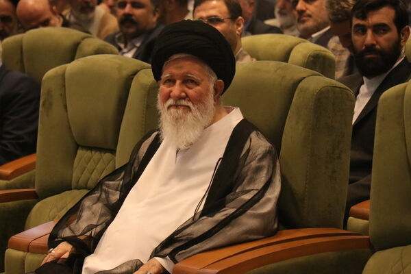 اقامه نماز تنها به نماز خواندن محدود نیست؛ باید آثار آن در زندگی اجتماعی دیده شود
