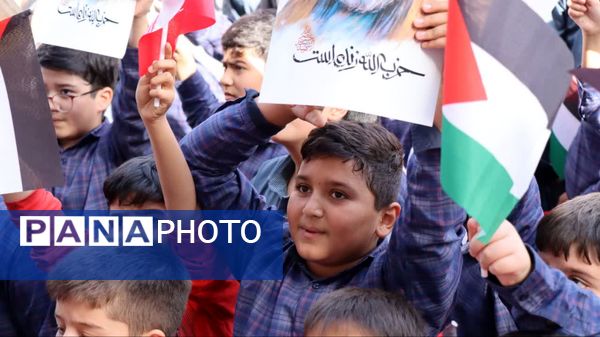  ادای احترام دانش‌آموزان و فرهنگیان شهرستان پاکدشت به مقام شامخ شهیدان مقاومت و شهید سید حسن نصرالله 