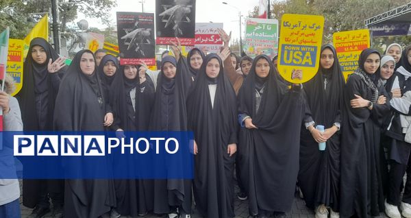 حضور دانش‌آموزان زنجانی در راهپیمایی روز ۱۳ آبان 