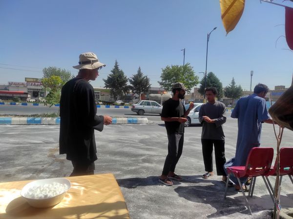 همکاری دانش آموزان خادمیار دبستان ضحی۲ با چایخانه دانش آموزی حضرت رضا(ع) شیروان