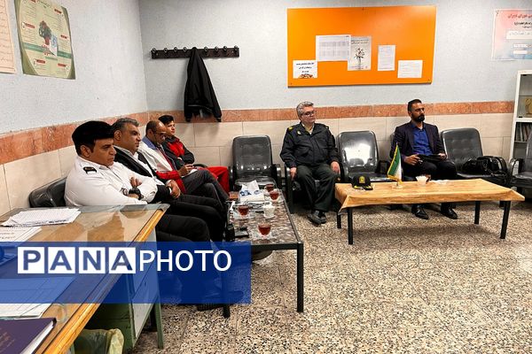 جلسه هماهنگی مانور زلزله در مدرسه شایستگان شهرستان قدس