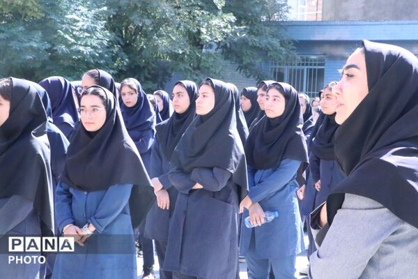 مراسم هفته دفاع مقدس با شروع سال تحصیلی جدید در بهارستان‌دو