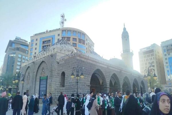از پشت میز نیمکت تا زیر آسمان مدینه