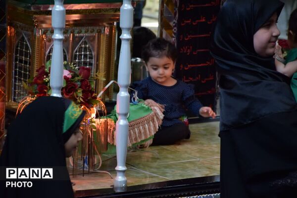 اشک و اندوه مادران زرقانی در سوگ کوچک‌ترین شهید کربلا
