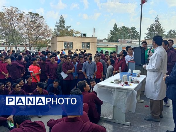 انجام آزمایش‌های علمی در دبیرستان نمونه آیت الله خامنه‌ای کاشمر 