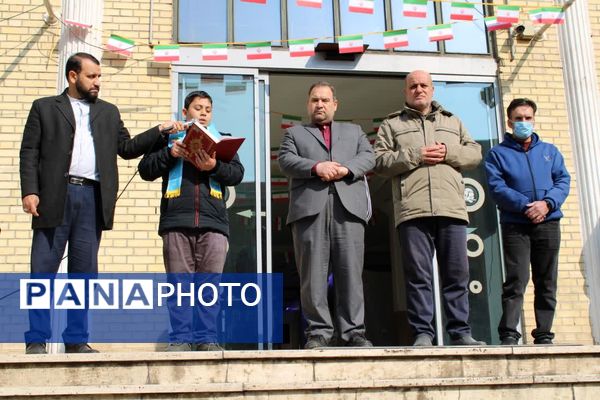 به مناسبت دهه فجر پرچم جمهوری‌اسلامی‌ایران در آموزش و پرورش منطقه۱۰ به اهتزاز درآمد