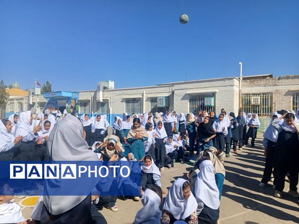 روزی شاد در دبستان سمیه کاشمر