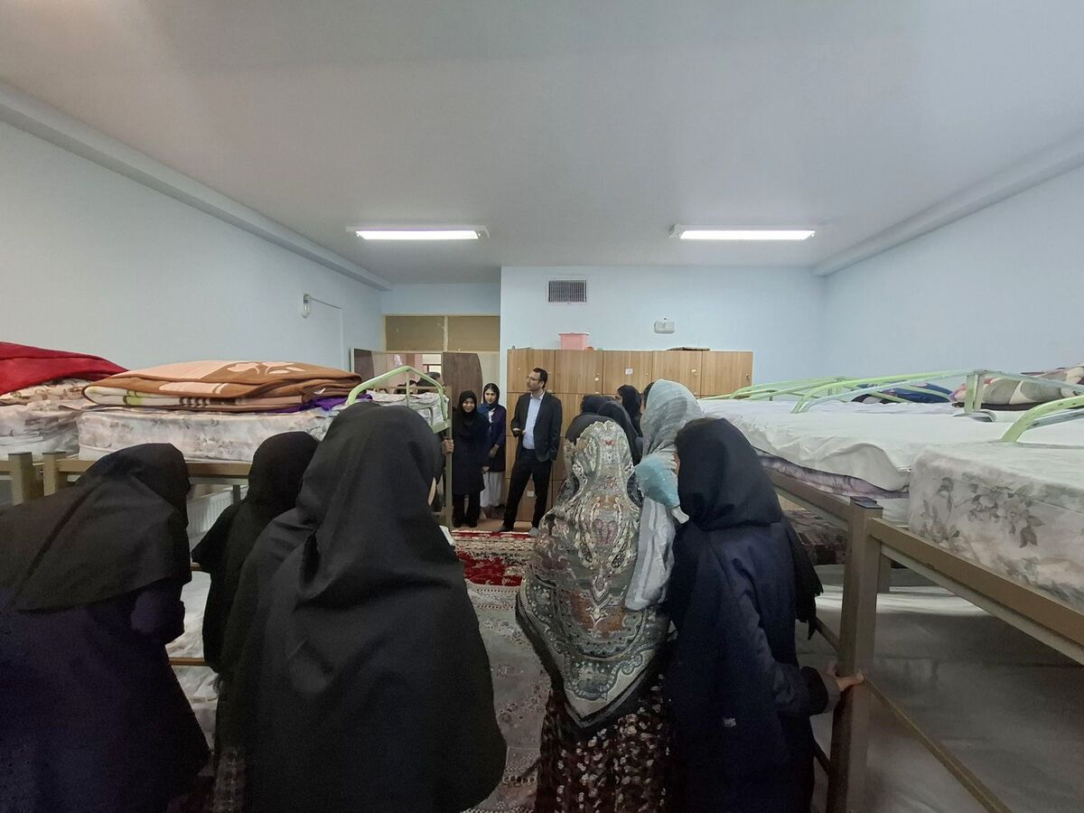 گفت‌وگوی صمیمی معاون آموزش ابتدایی خراسان شمالی با دانش‌آموزان در بازدید شبانه از مجتمع‌های عشایری امید انقلاب و نسیبه