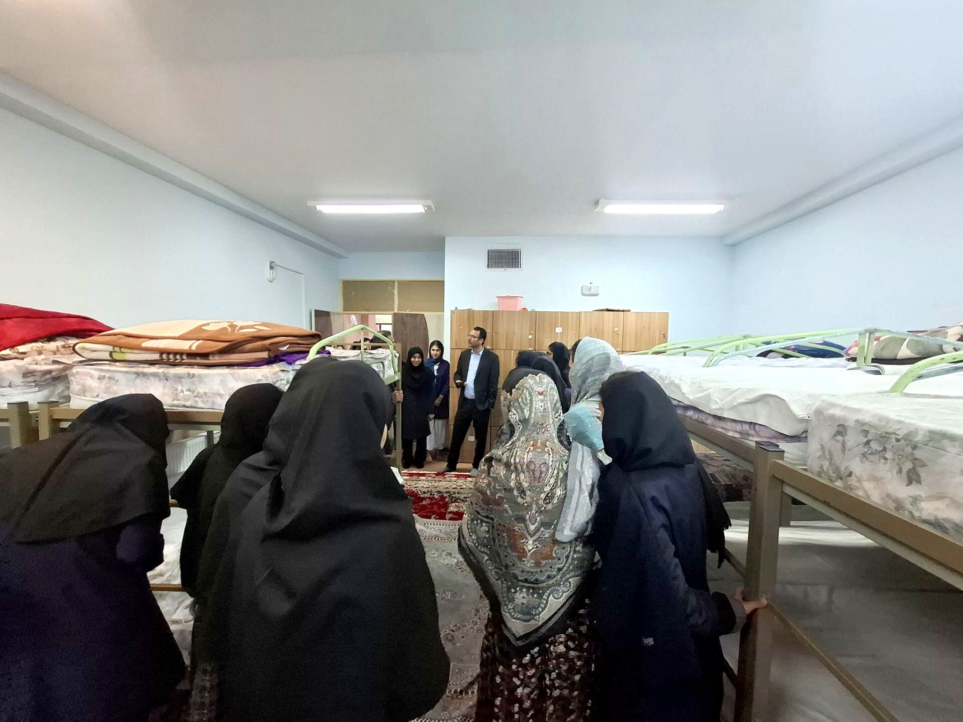 گفت‌وگوی صمیمی معاون آموزش ابتدایی خراسان شمالی با دانش‌آموزان در بازدید شبانه از مجتمع‌های عشایری امید انقلاب و نسیبه