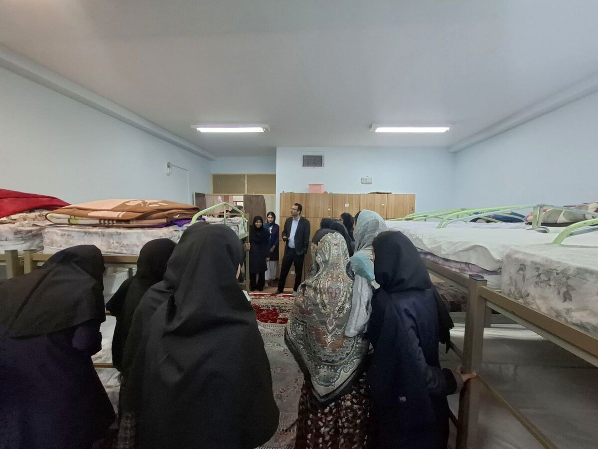 گفت‌وگوی صمیمی معاون آموزش ابتدایی خراسان شمالی با دانش‌آموزان در بازدید شبانه از مجتمع‌های عشایری امید انقلاب و نسیبه