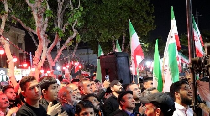 مشت‌های گره‌کرده بیعت با رهبر معظم انقلاب در نسیم‌شهر