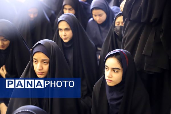 نشست پرسش و پاسخ با حضور نماینده ولی فقیه در استان و امام جمعه در دبیرستان نمونه فرهنگ