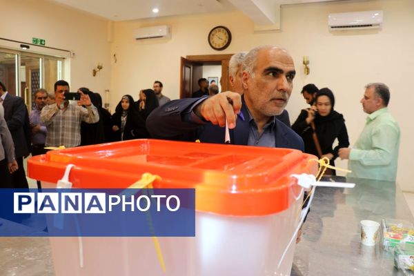 اتاق کنترل وضعیت ستاد انتخابات شهر مشهد در دور دوم انتخابات ریاست جمهوری 