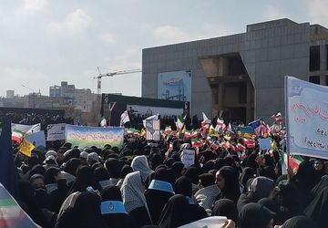 حماسه مردمی ۱۳ آبان در میدان شهدا؛ مشهد یک‌صدا علیه استکبار جهانی