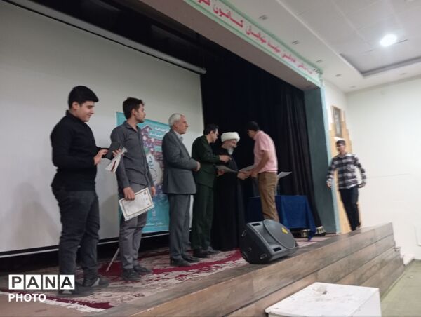 نشست اعضای تشکل های دانش آموزی با امام جمعه کاشمر 