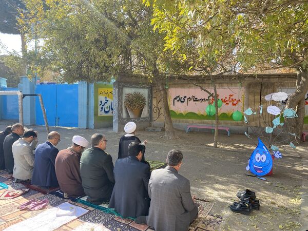 آسمان باخرز به امید رحمت؛ نماز باران با حضور دانش‌آموزان و مسئولان اقامه شد