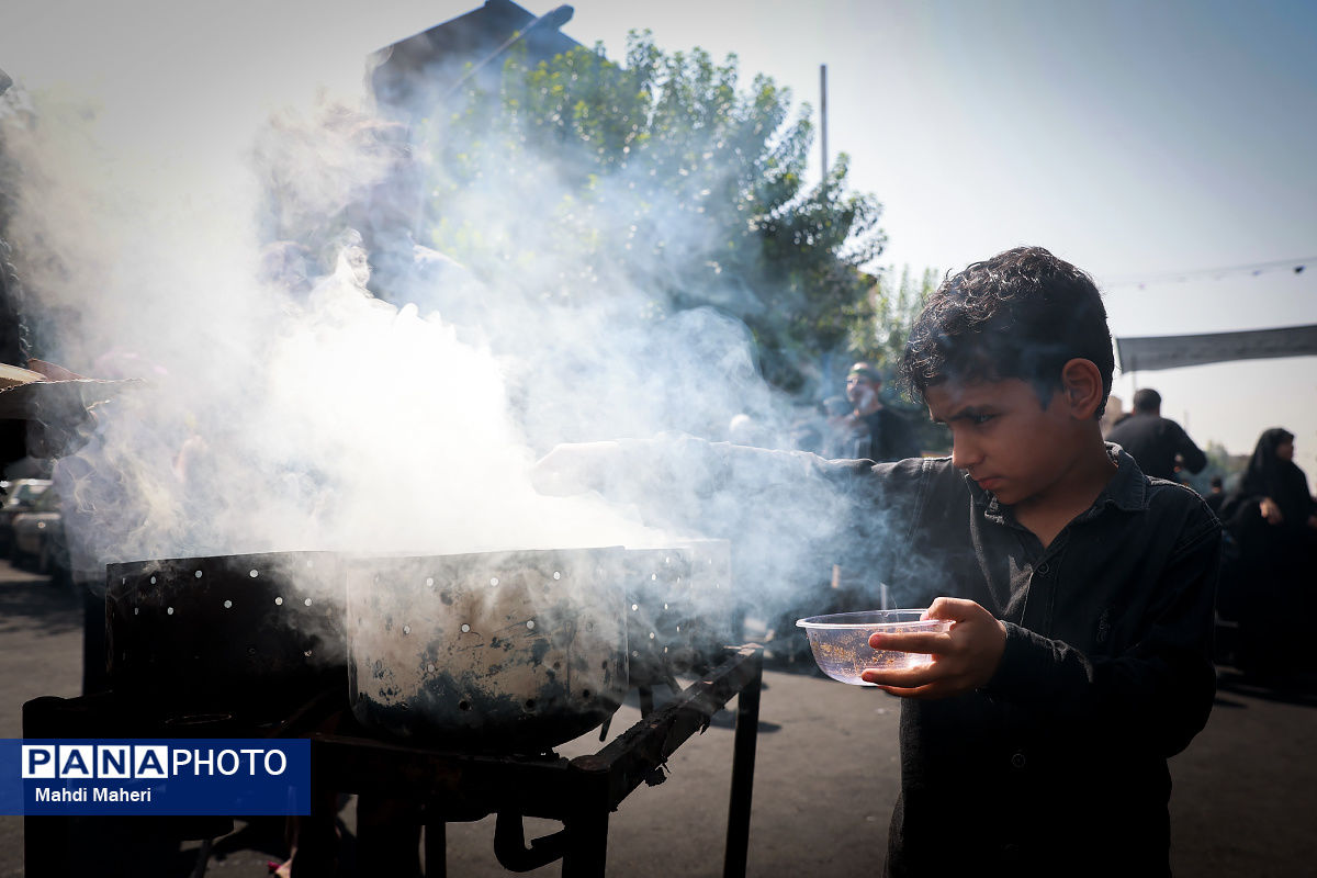 حضور نوجوانان در مراسم پیاده‌روی جاماندگان اربعین حسینی