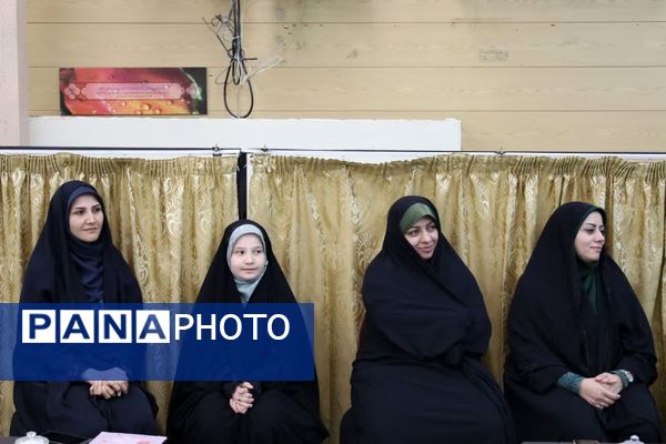 ضیافت افطاری جمعی از دانش‌آموزان با امام جمعه یزد 