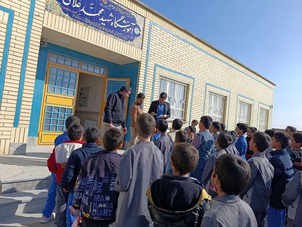 تجلیل از برگزیدگان مسابقات در مدرسه شهید غلامی خلیل آباد 