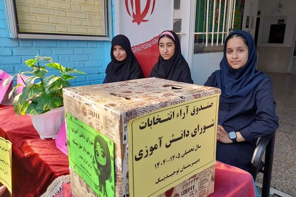 جوانه های دموکراسی در قدس؛شور وهیجان دانش آموزان قدس در انتخابات شورای دانش آموزی