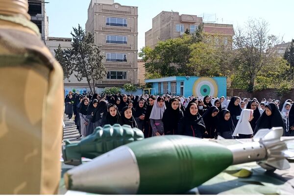 گرامیداشت یاد شهیدان در کلاس‌های دبستان بعثت۲ شهریار