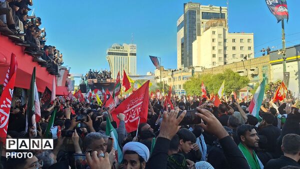 بدرقه ابدی در پناه خورشید؛ وداع اشک‌بار مشهدی‌ها با پیکر رهبر شهید