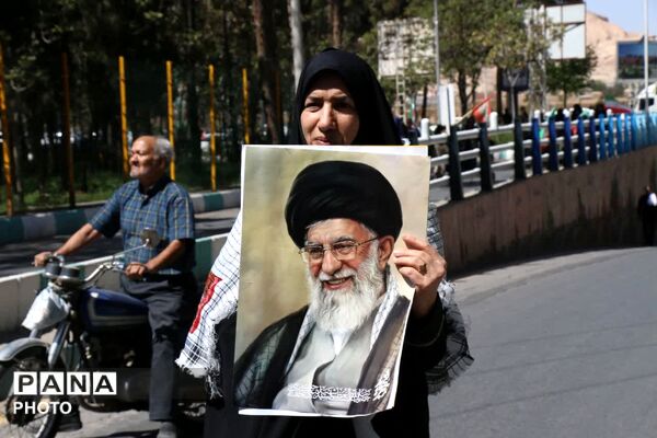 مردم در میدان، پای کار انقلاب اسلامی