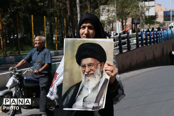 مردم در میدان، پای کار انقلاب اسلامی