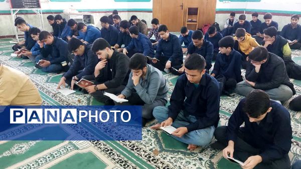 برگزاری نماز جماعت و زیارت عاشورا در دبیرستان شاهد