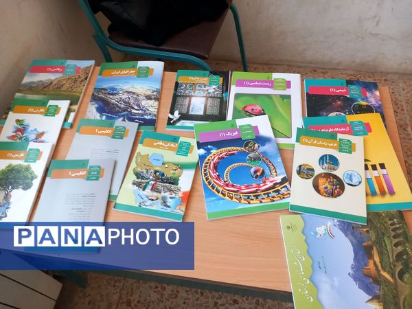 توزیع کتاب‌های درسی دبیرستان محدثه در منطقه ده‌محسن خرم‌آباد