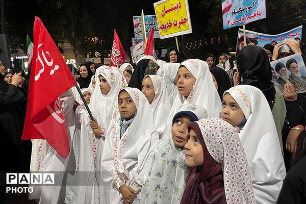 میان دانش‌آموزان و رهبر شهید پیمان جاودانه با نوای سرود رقم خورد