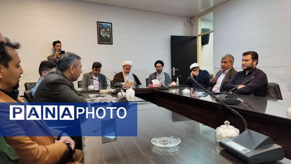 دیدار کادر آموزشی مدارس و دانش‌آموزان با امام جمعه شهرستان ساوه