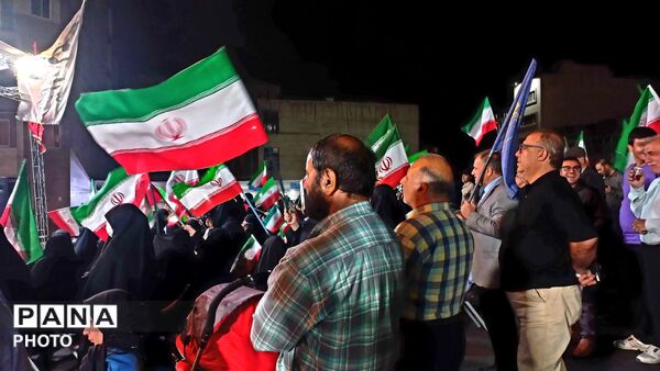 حضور پرشور مردم در تجمع انقلابی، صحنه‌ای از همبستگی و آرمان‌خواهی