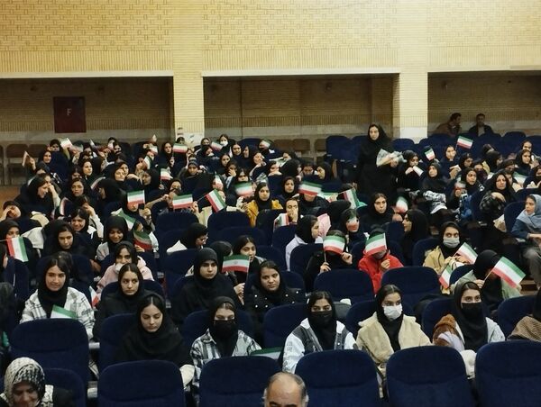 طنین شعرهای محلی در همایش شعر نهاوند