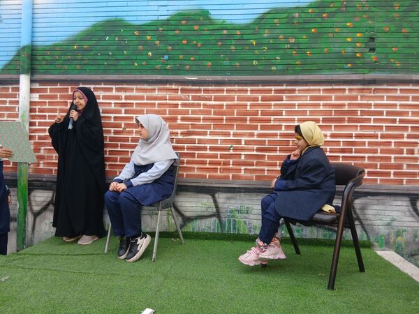 طنین شعارهای انقلابی در دبستان دخترانه میثاق به مناسبت ۱۳ آبان