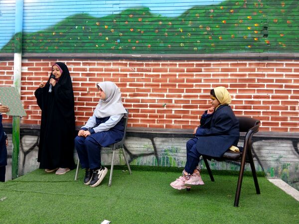 طنین شعارهای انقلابی در دبستان دخترانه میثاق به مناسبت ۱۳ آبان