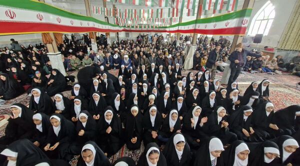 جشن انقلاب ایران در شهرستان زاوه