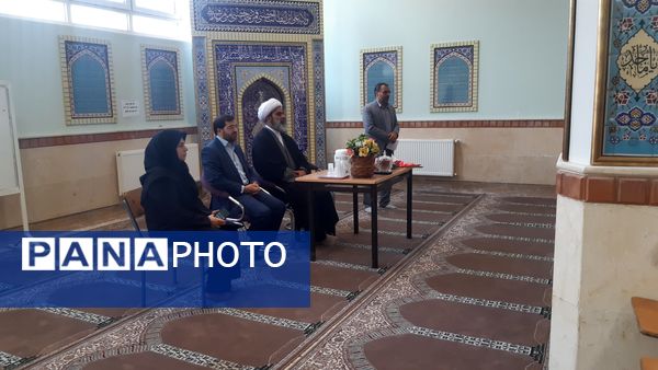 بازدید امام جمعه ملارد از نمایشگاه مشاغل هنرستان فنی و حرفه‌ای طوبی به مناسبت هفته سلامت و هفته معرفی مشاغل